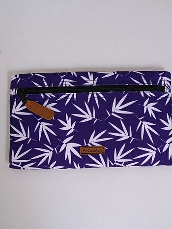 Pochette zippée cabaïa 25x15 cm vous pouvez l'accrocher à la ceinture 
 neuve jamais utilisée envoi rapide