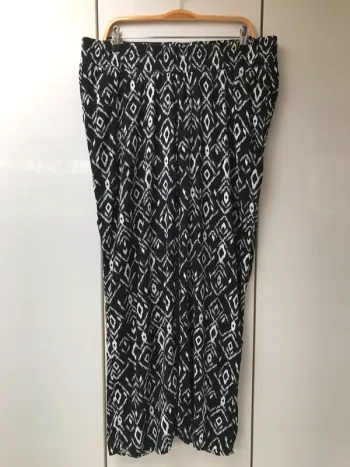 Pantalon noir et blanc Kiabi - Taille 44