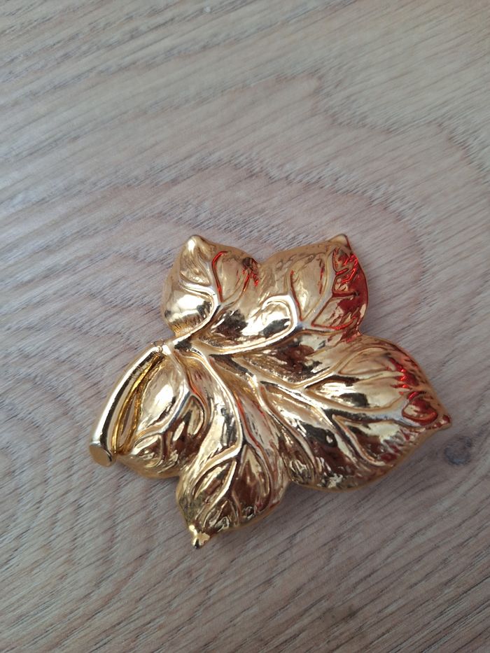 Broche à foulard neuve dorée