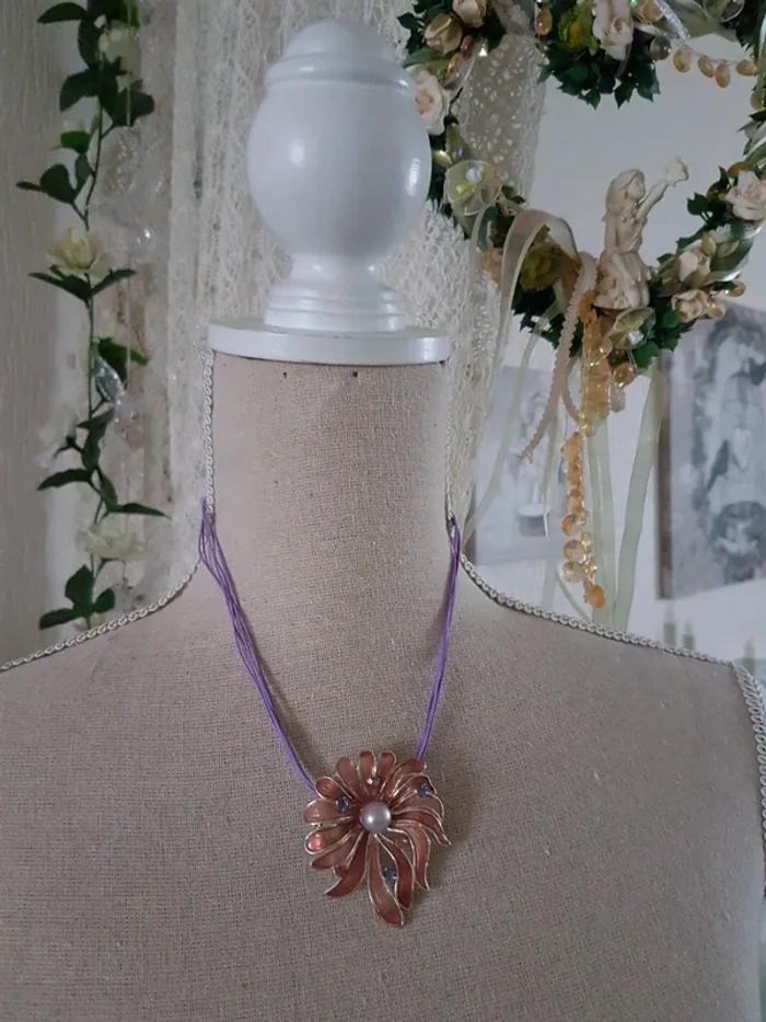 Collier fleur perle cordon violet/ lilas réglable