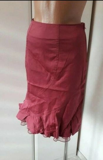 Très belle jupe couleur  rouge vin T: 36 neuve