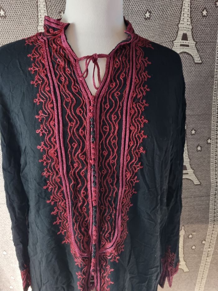 Robe noir à broderie taille 42-44 - photo numéro 2