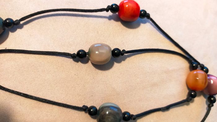 Collier long Terres d’Ailleurs – grosses perles vernies multicolores sur cordon noir - photo numéro 5