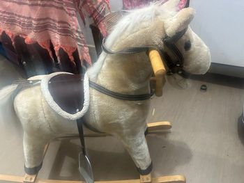 Cheval à bascule en peluche – poignée bois – selle et étriers – bon état