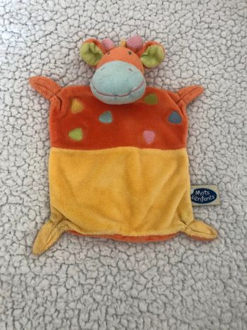 Doudou plat girafe orange et jaune Mots d’Enfants
