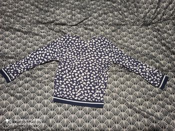 Haut bleu et coeurs blancs
