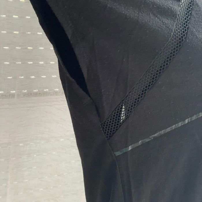 T-shirt noir écriture et transparence - photo numéro 4