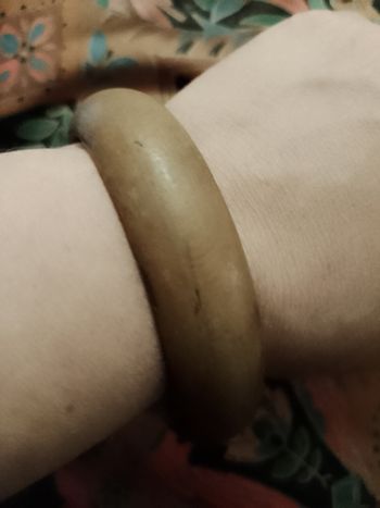 bracelet en bois marron artisanal vintage années 80.