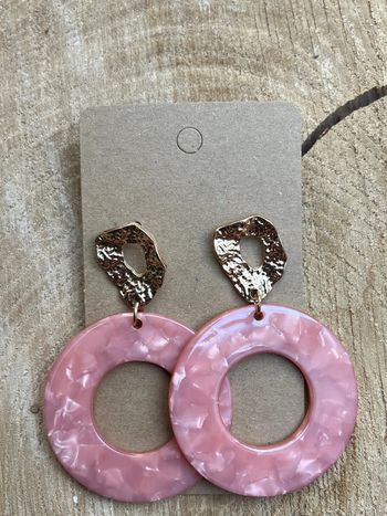 Boucle d’oreille rose