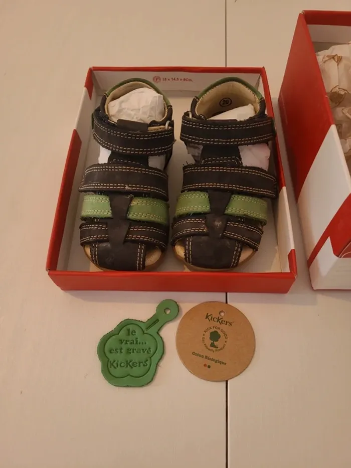 Sandale bleu vert kickers porté taille 20