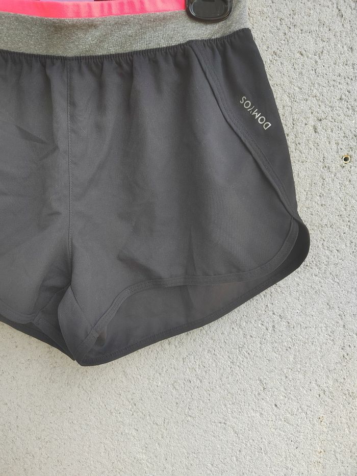 Short de sport domyos - Taille 14/16 ans – Très bon état – Noir et rose fluo - photo numéro 5
