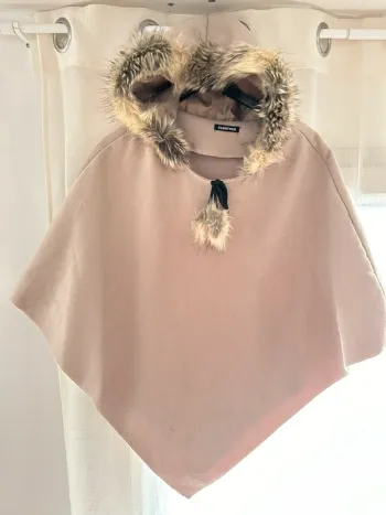 Poncho fourrure à capuche