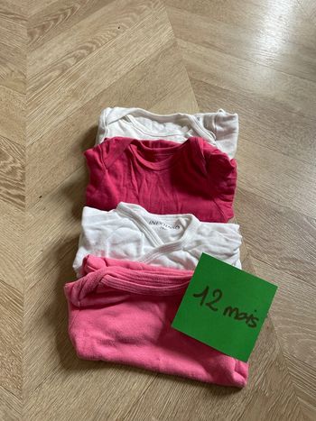 Lot 4 bodies taille 12 mois