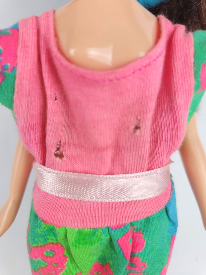 Poupée Bratz Vintage - Robe Rose/Vert Motif NÉON - Bottes Noires - Attache Bleue - photo numéro 3