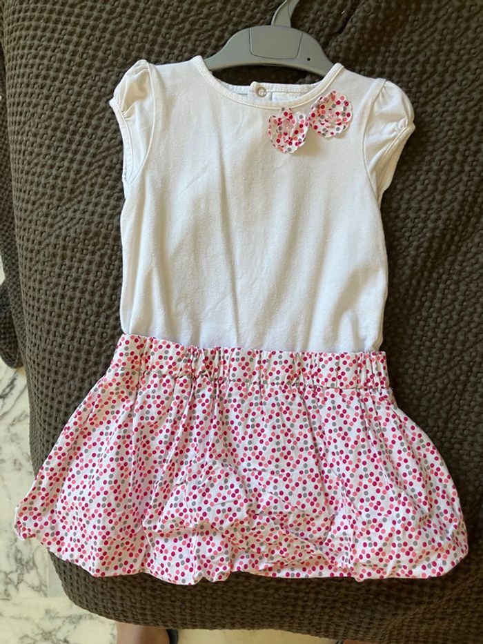 Robe blanche et multicolore rouge