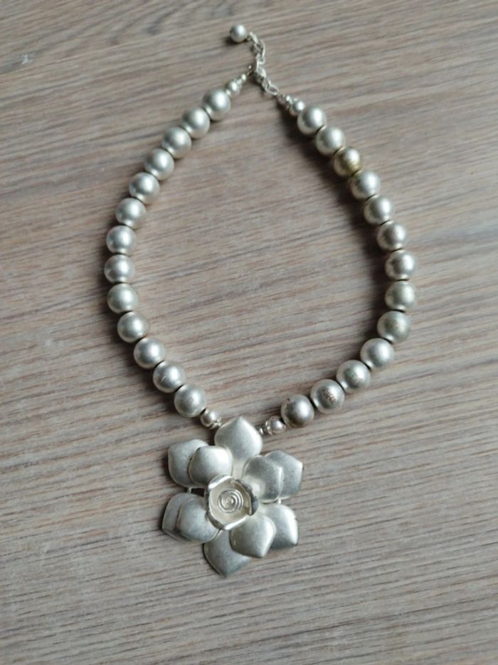 Collier argenté fleur