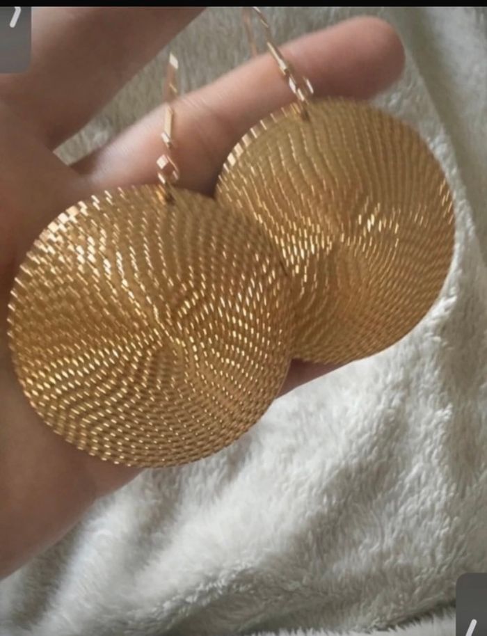 Boucles d’oreilles pendantes NEUVES pour femme forme ronde couleur doré - photo numéro 4