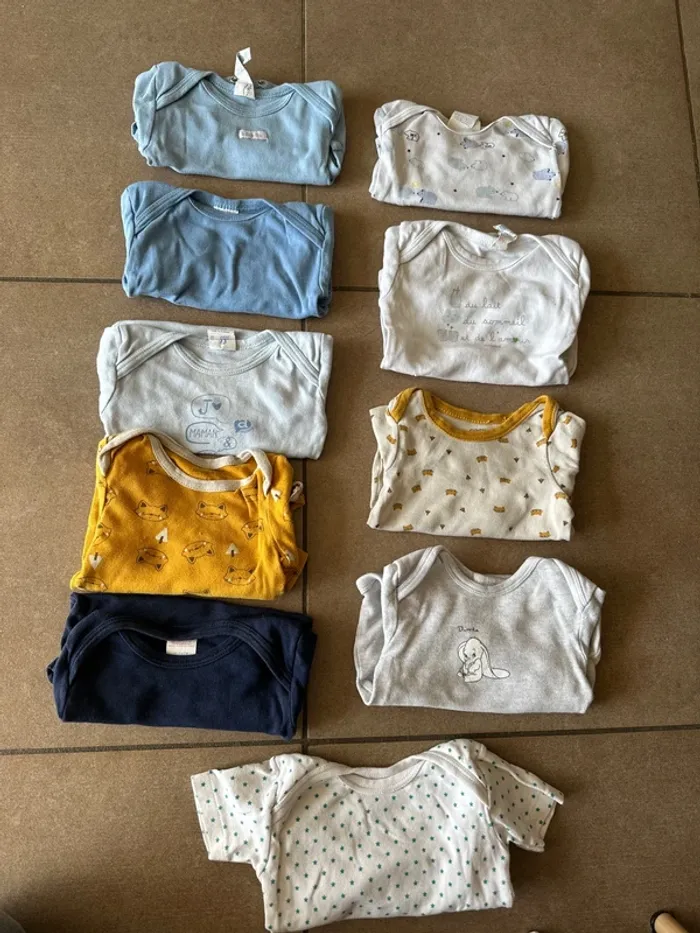 Lot body garçon 12 mois – 10 pièces 👶