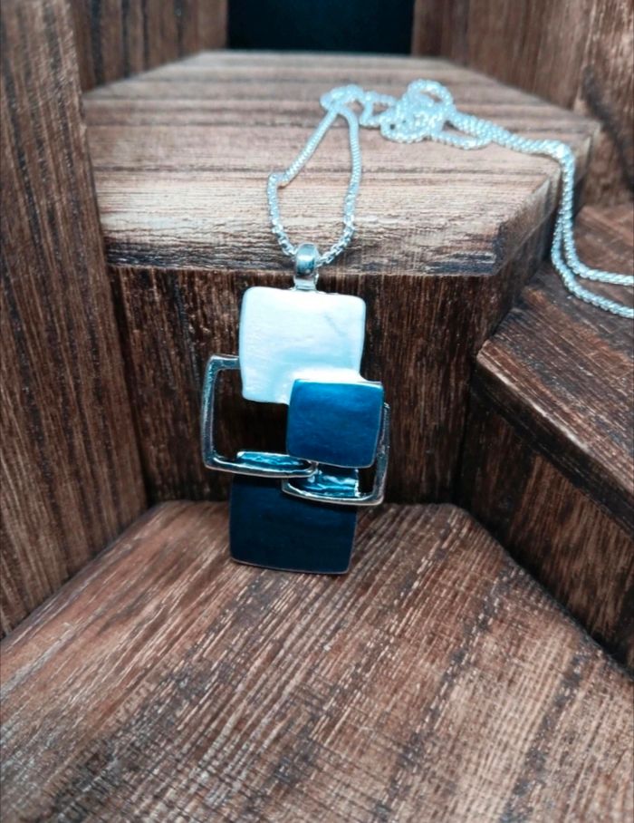 Collier Femme Élégant en Métal avec Pendentif Émaillé – Bijou Chic & Tendance
- photo numéro 3