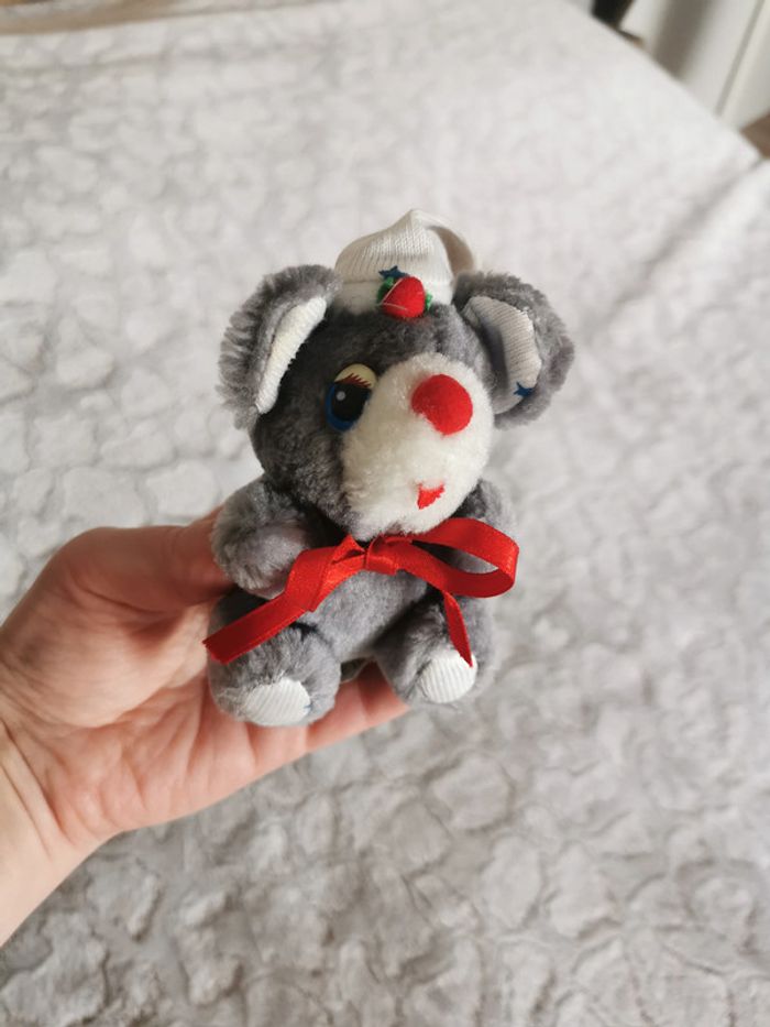Peluche miniature souris avec le bonnet et ruban rouge
