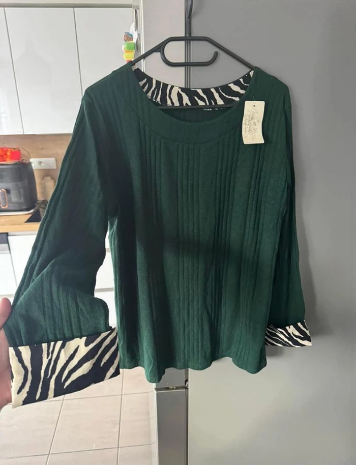 Petit pull vert manches zébrées - photo numéro 2