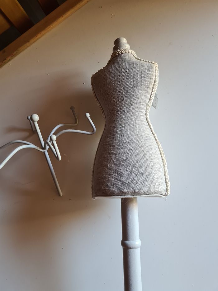 Buste porte bijoux. Gris.  42 cm. Qui se démonte - photo numéro 3