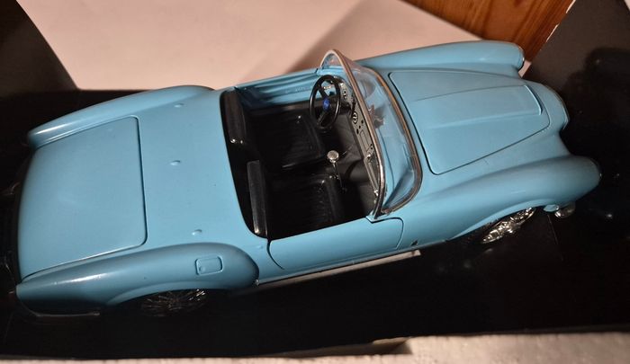 Bburago voiture Lancia Aurelia B24 spider ( 1955) 1/18 - photo numéro 8