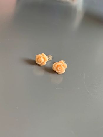 boucles d’oreilles Adopt’ fleurs  Rose orangé - saumon abricot structure argentée  Avec fermoirs