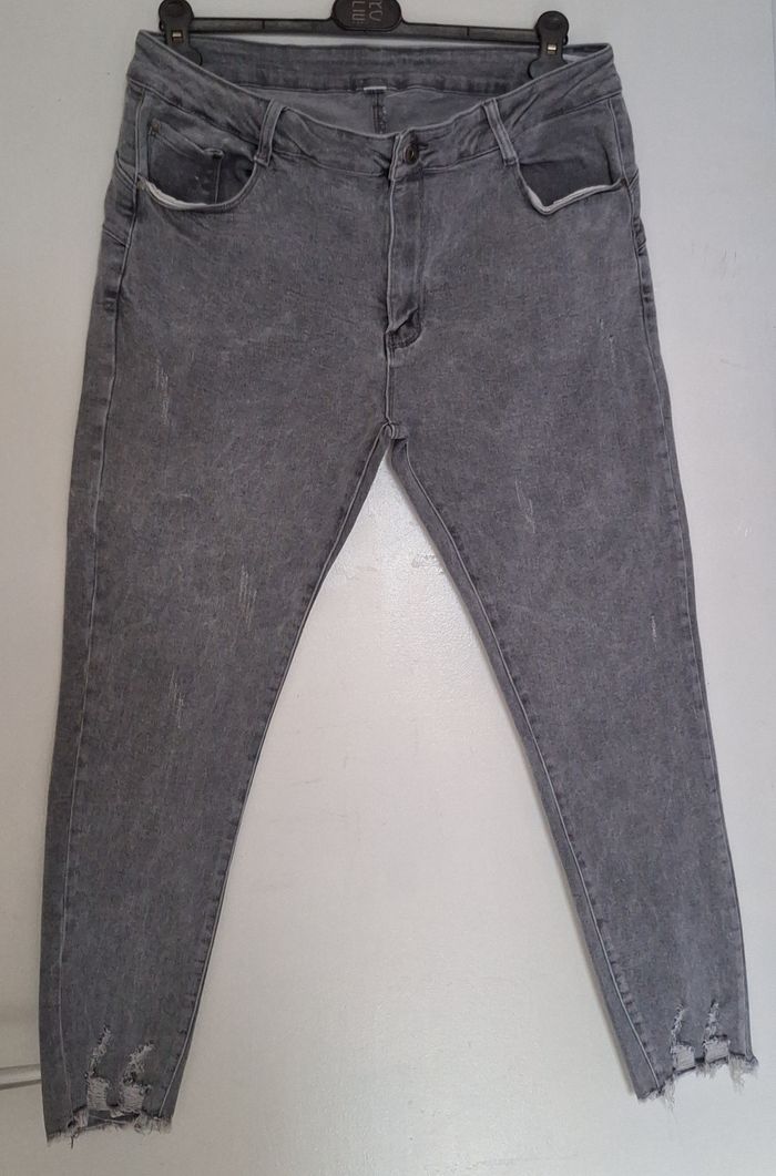 Jean gris grande taille avec chevilles effilochées
