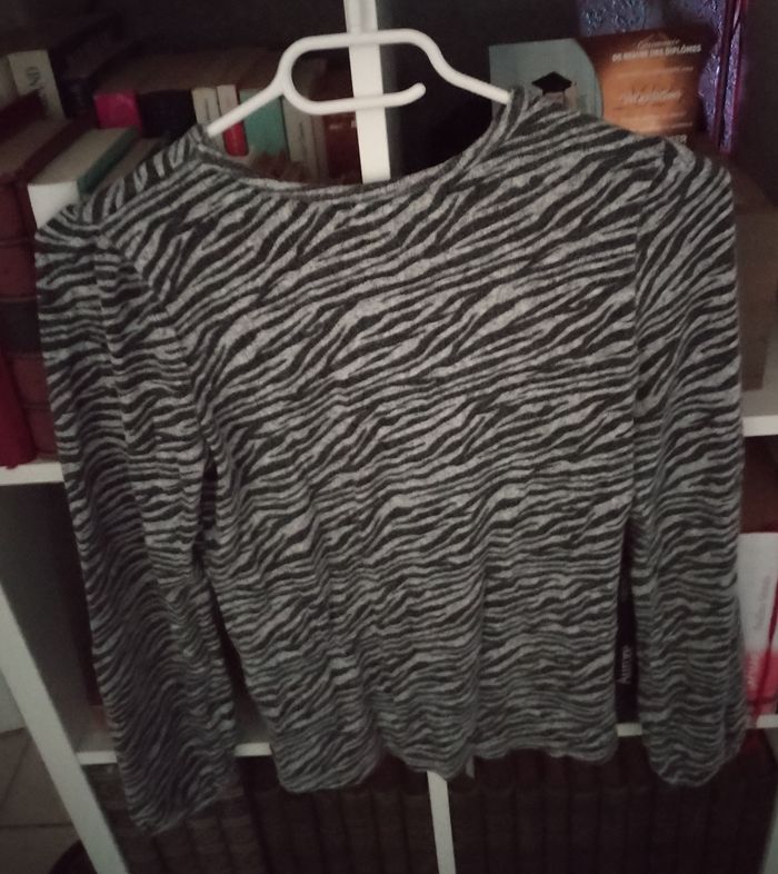 Pull gris zèbrè porté une fois - photo numéro 4