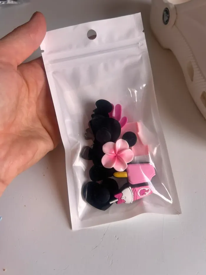 Lot de 10 charms / déco crocs rose - photo numéro 3