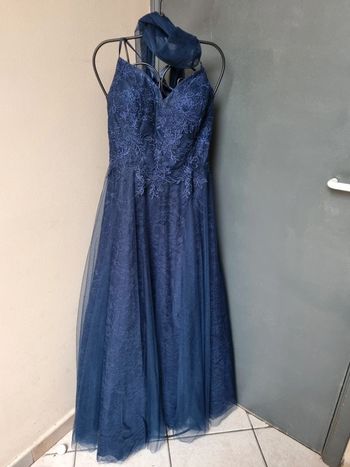 Robe d'occasion avec dentelle et foulard.