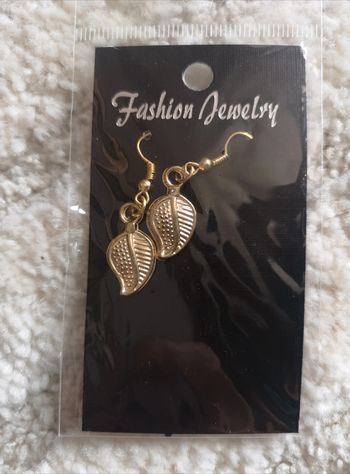 Petites boucles dorées feuilles