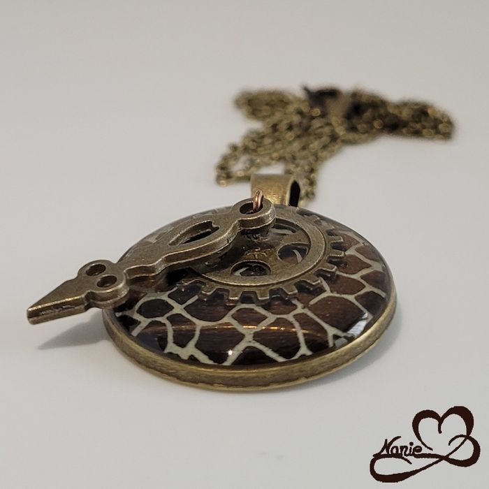 Sautoir, en acier inoxydable couleur bronze et en resine, doré avec une aiguille - photo numéro 4