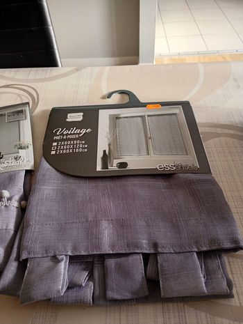 Les deux paires de rideaux