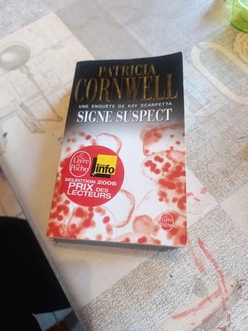 Une enquête de carpeta signe suspect de Patricia Cornwell