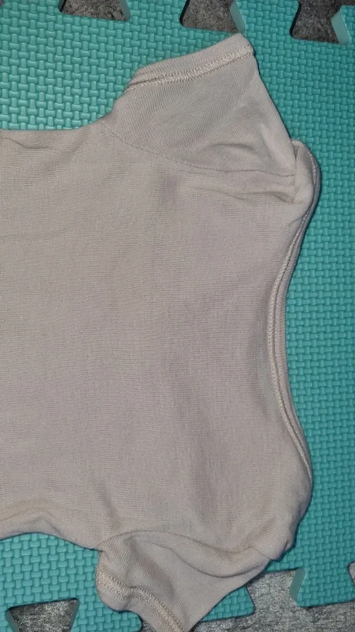Body manche courte 0/3 mois en bon état - photo numéro 6