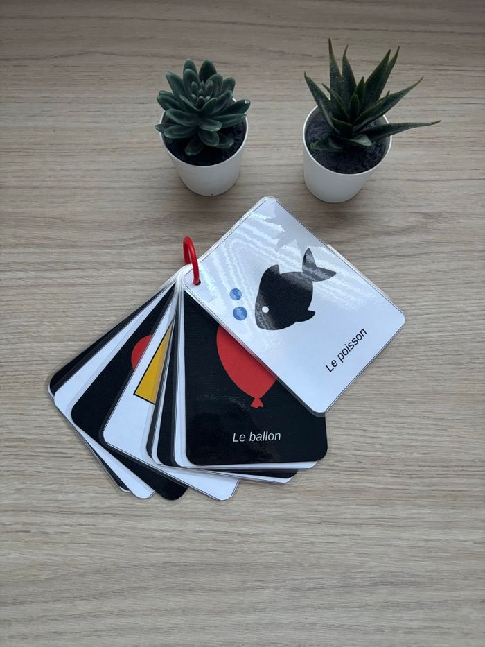 Cartes contrastées noir, blanc, jaune, rouge et bleu