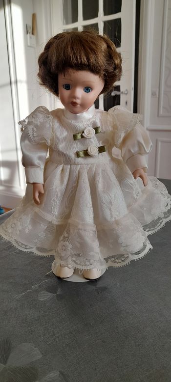 Poupée en porcelaine musicale et automate