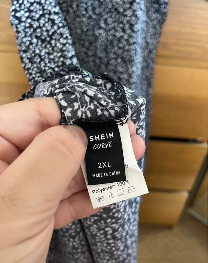 Robe noir fleuris manches bouffantes Shein - photo numéro 5