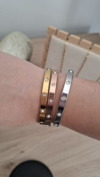 Bracelet inoxydable clouté de strass 