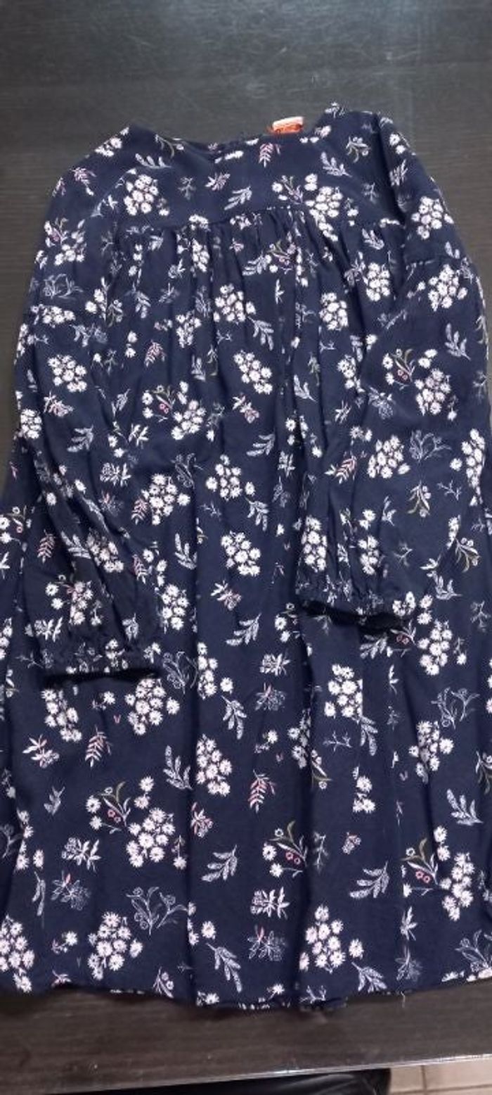 Robe bleue à fleurs