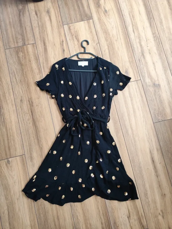 Robe noir avec rond pailleté