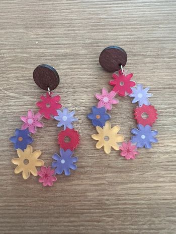 Boucles d’oreilles couronnes fleurs multicolores