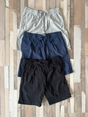 Lot 3 shorts coton H&M 134 cm – Très bon état, légers & parfaits pour l’été