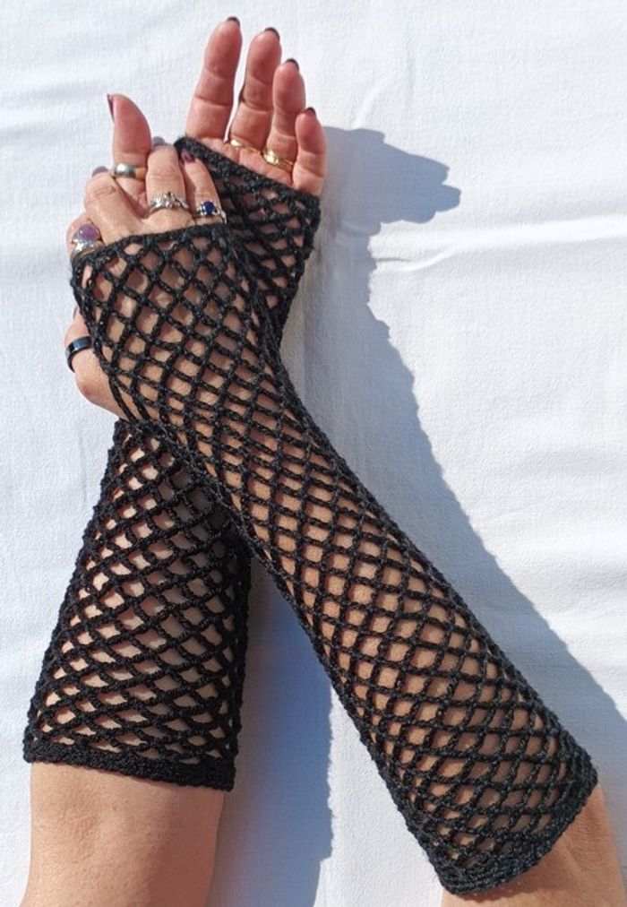 Mitaines résille "DARKNESS" fait main au crochet - photo numéro 4