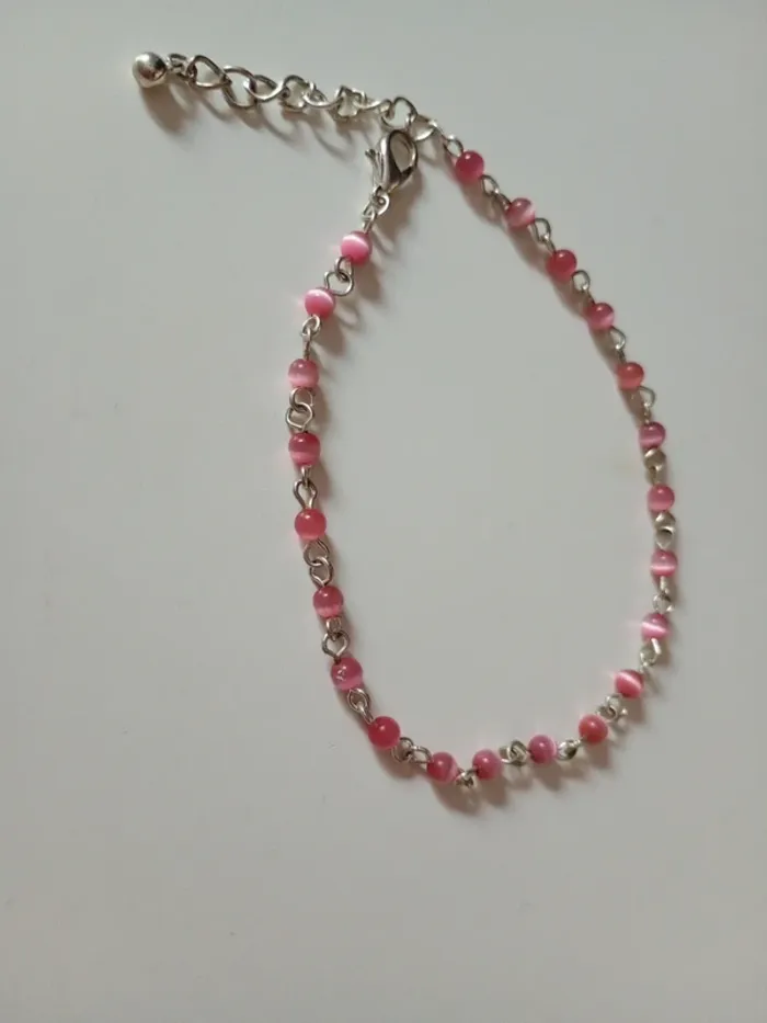 Chaîne de cheville argentée et boules roses irisées - photo numéro 2