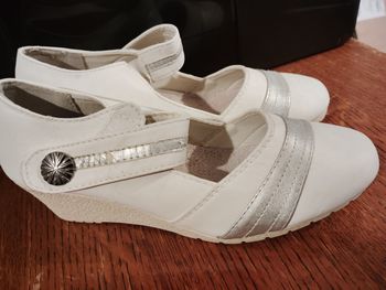 Chaussures blanche grises 