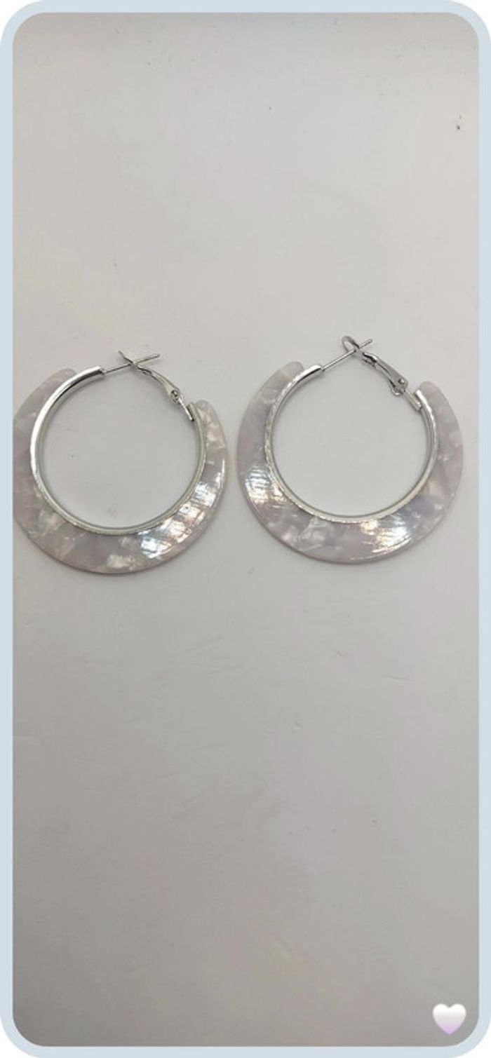 magnifique créoles en acier et style résine - photo numéro 2