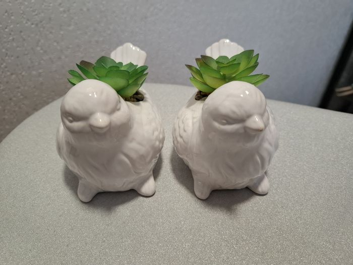 Lot de 2 jolis oiseaux céramique blanche + fausse plante excellent état - photo numéro 4